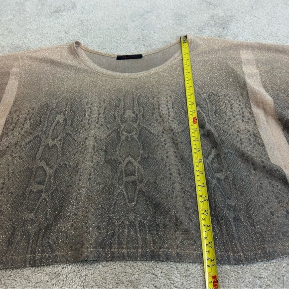 SEDUCTION cream gray animal snake print webbed sleeve shimmering blouse Sz M🇨🇦 - Picture 9 of 10